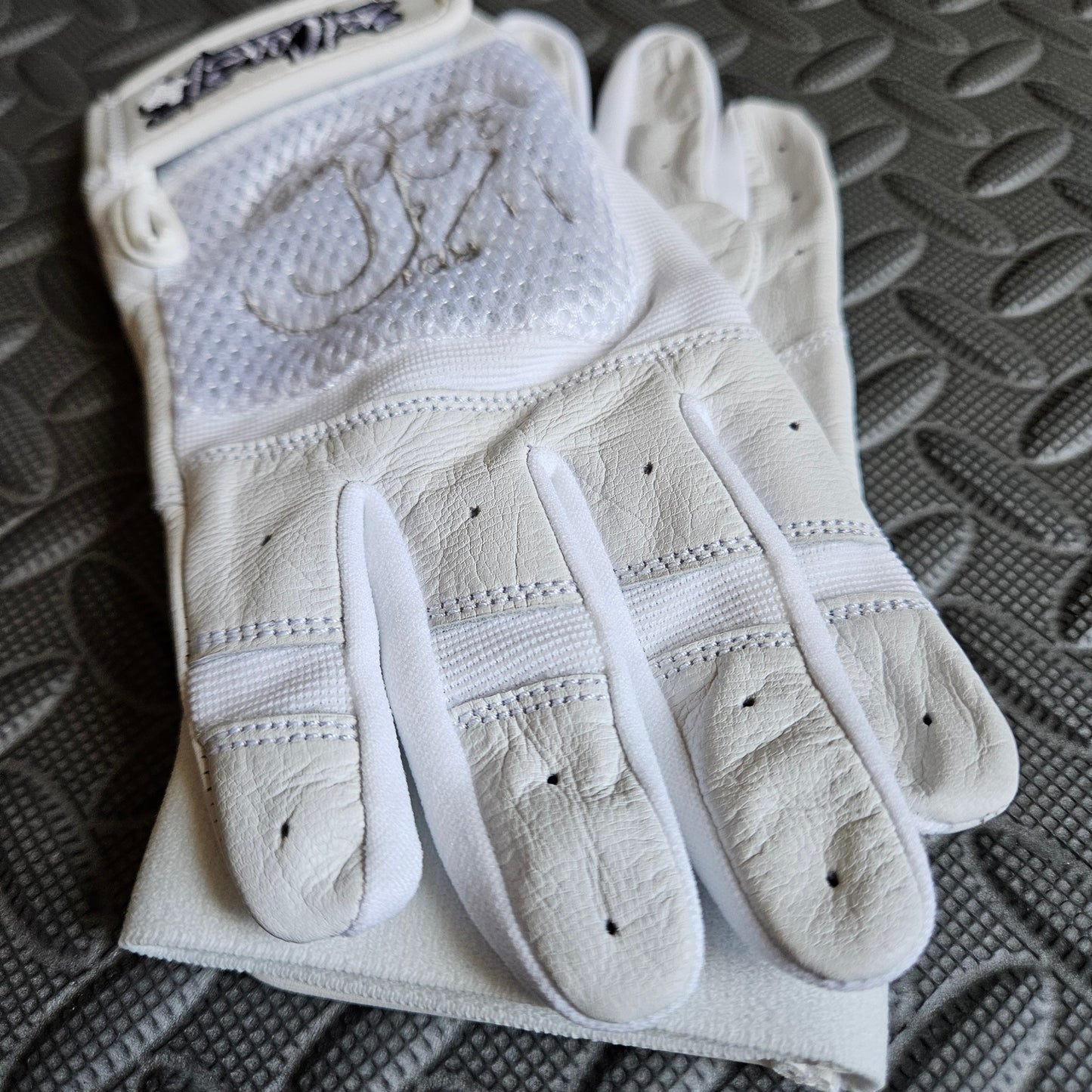 3C White Batting Gloves