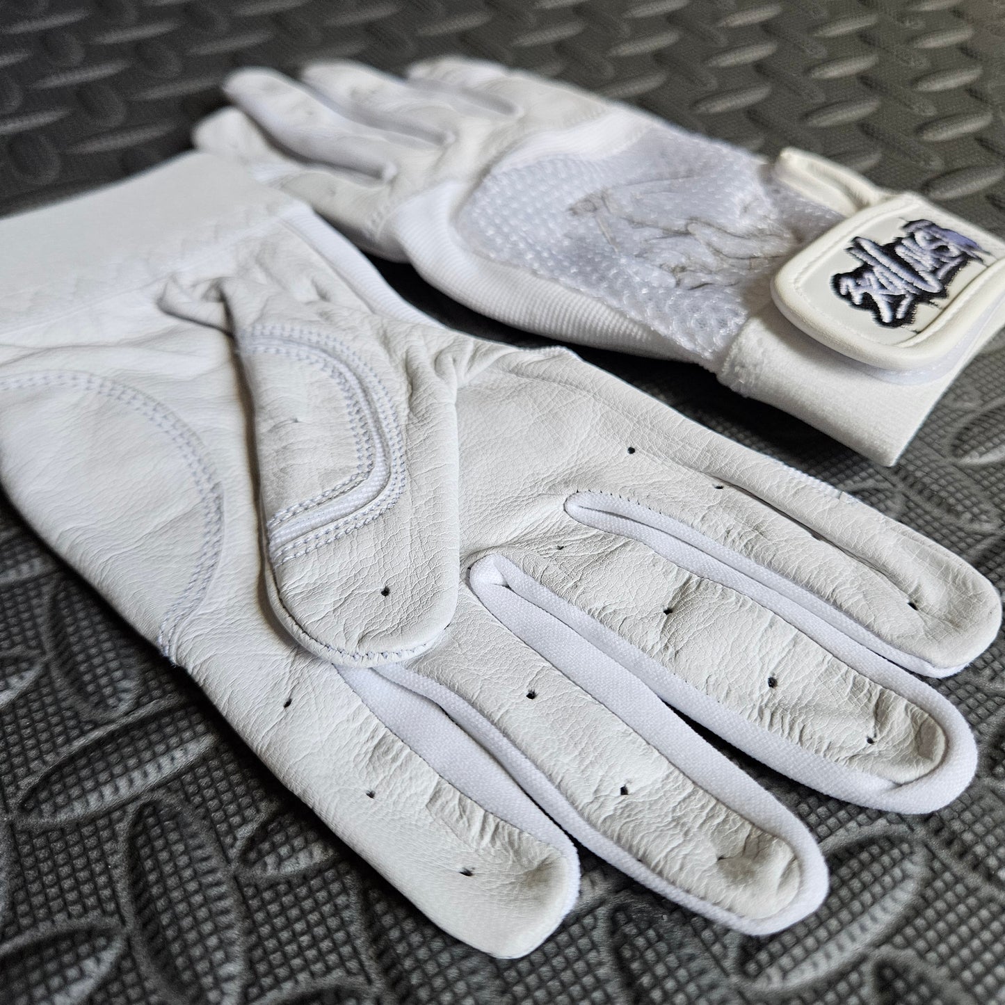 3C White Batting Gloves